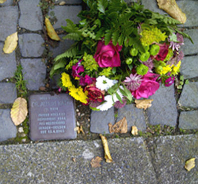 Blumenstrauß am Stolperstein für Dr. Albert Katz in der Dreihüttenstraße
